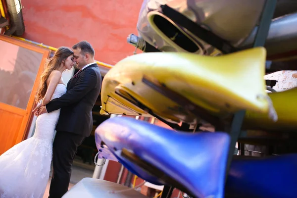 Groom and bride in the city — Stock Photo, Image