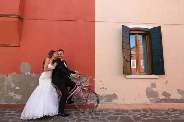 新郎和新娘骑在自行车上 — 图库照片
