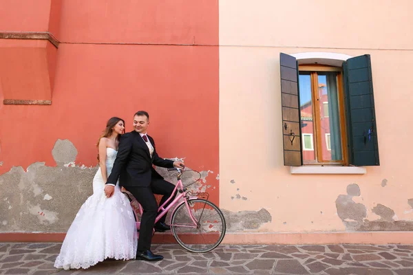 Novio y novia en bicicleta —  Fotos de Stock