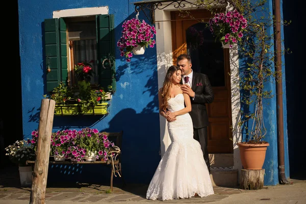 Brudgummen och bruden i staden — Stockfoto