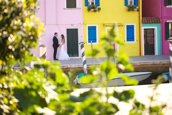 Bräutigam und Braut in der Stadt — Stockfoto