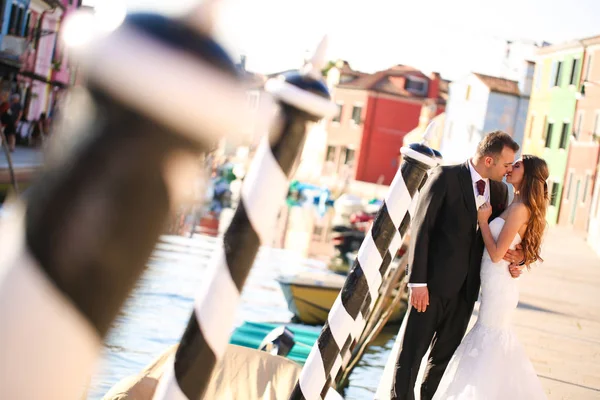 Groom and bride in the city — Stock Photo, Image