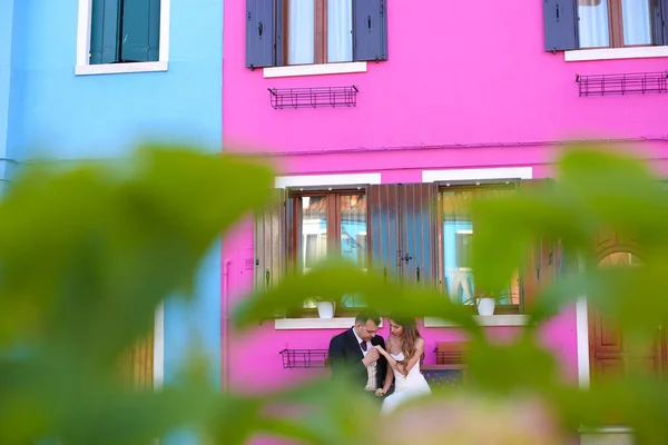 Mariée devant une maison bleue et violette — Photo