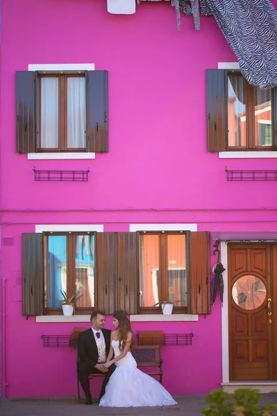 Novio y novia frente a una casa púrpura —  Fotos de Stock