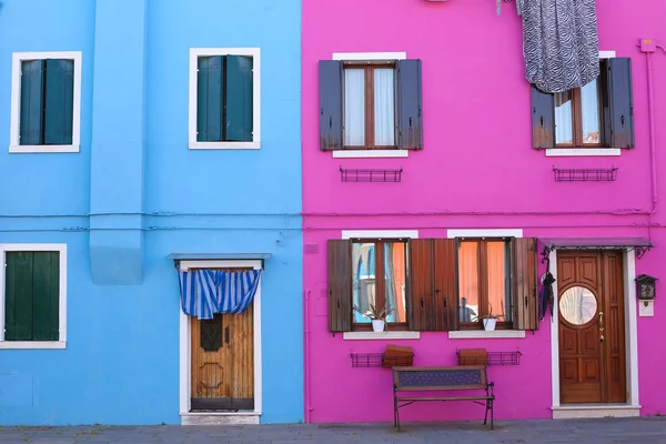 Rosa und blaues Haus — Stockfoto