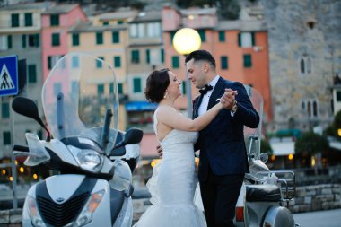 Damat ve gelin scooter dans