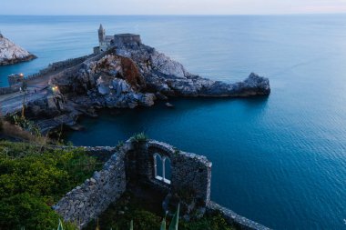 Panoramik deniz ve kale