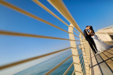 Damat ve gelin köprüden denize yakın poz