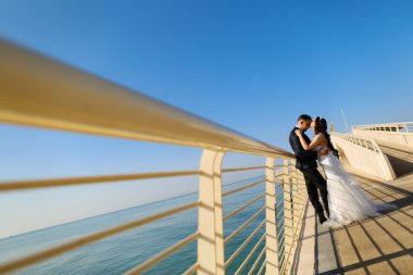 Damat ve gelin köprüden denize yakın poz