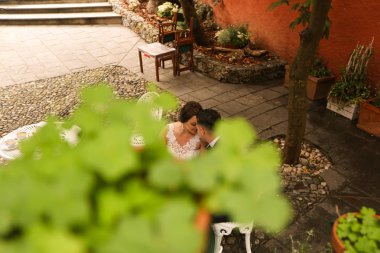 Damat ve gelin bir masada oturuyor