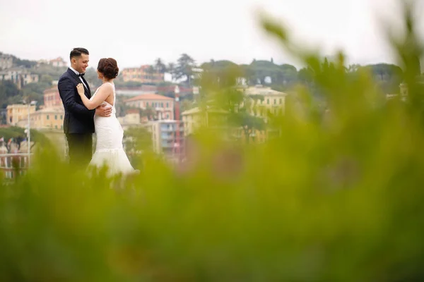 Novia y novio bailando al aire libre —  Fotos de Stock