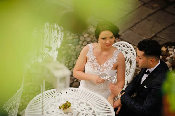 新娘和新郎坐在一张桌子 — 图库照片