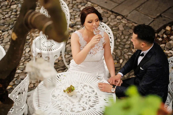 Menyasszony és a vőlegény ül az asztalnál — Stock Fotó