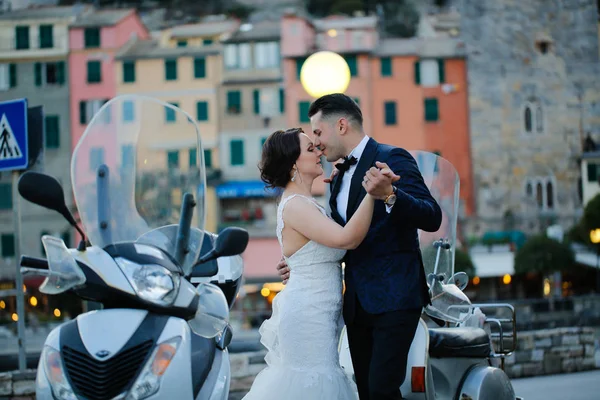 Noivo e noiva dançando perto de scooter — Fotografia de Stock