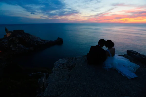 Bräutigam und Braut küssen sich in der Dämmerung — Stockfoto