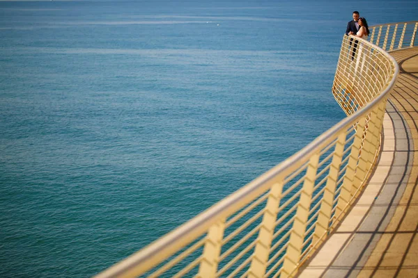 Novia posando en un puente cerca del mar —  Fotos de Stock