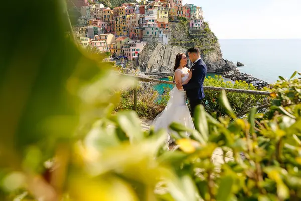 Brudgummen och bruden nära havet — Stockfoto
