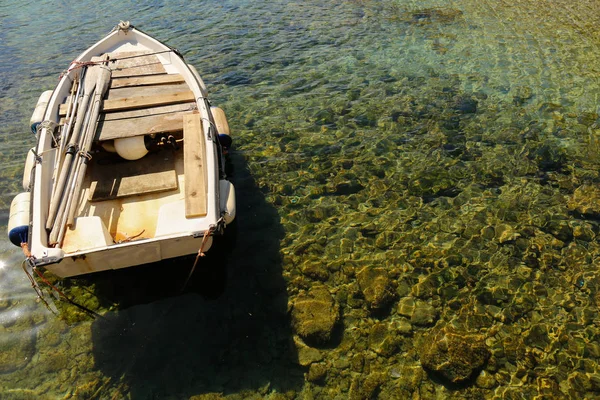 Barco de madera en aguas cristalinas poco profundas — Foto de Stock