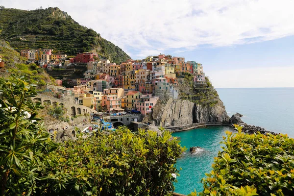 Hermoso paisaje con casas de colores y el mar —  Fotos de Stock
