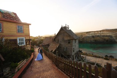 Damat ve gelin bir sokak denize yakın Tarih