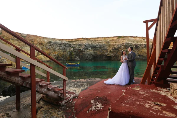 Sposo e sposa vicino al mare — Foto Stock