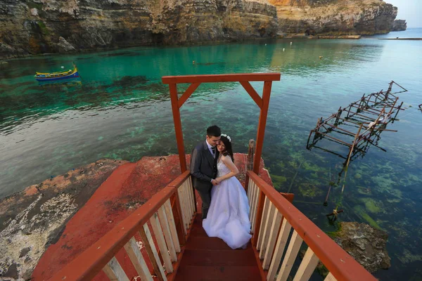 Bräutigam und Braut am Meer — Stockfoto