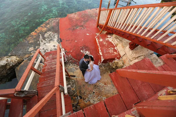 Groom and bride near the sea — Stock Photo, Image