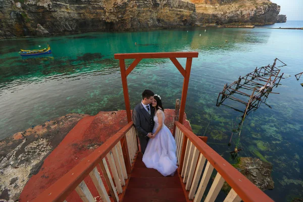 Sposo e sposa vicino al mare — Foto Stock