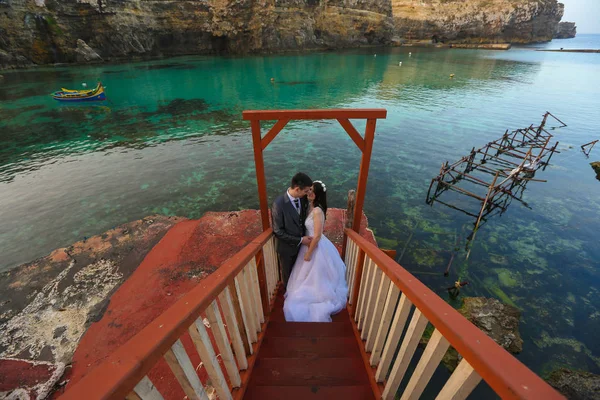 Bräutigam und Braut am Meer — Stockfoto