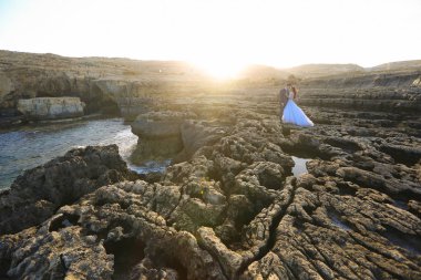 Damat ve gelin deniz kenarında buzlu