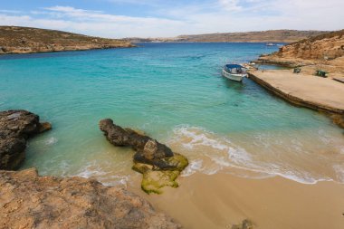 Deniz manzarası güzel mavi su ile