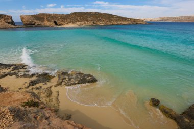 Deniz manzarası güzel mavi su ile