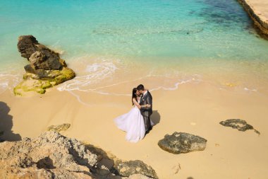 Damat ve gelin denize yakın