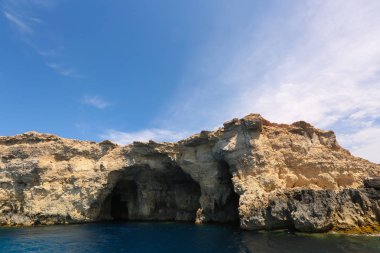 Panoramik bir sahil ve mavi su