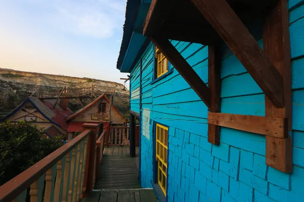 Παλιό ξύλινο σπίτι μπλε, πλαϊνή όψη — Φωτογραφία Αρχείου