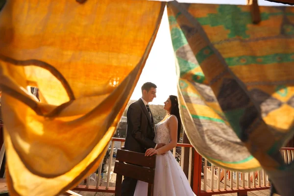 Bride and groom outdoor on a sunny day — Stock Photo, Image