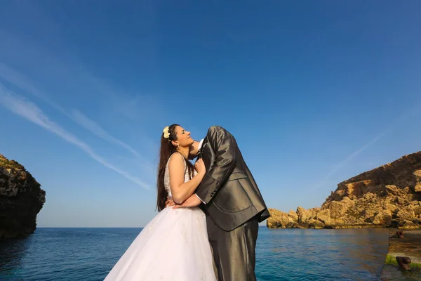 Bride and groom near the sea — Stock Photo, Image