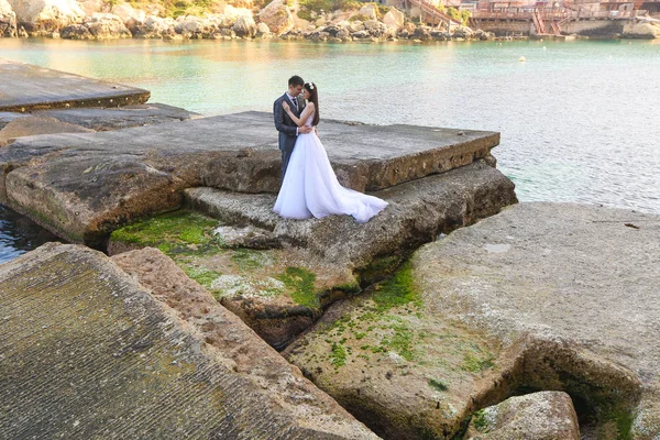 Bride and groom near the sea — Stock Photo, Image