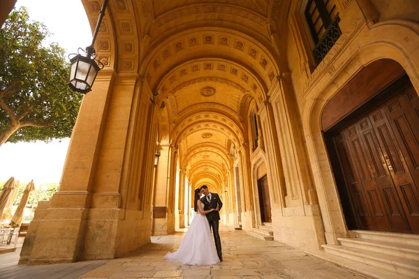 Жених и невеста на коридоре — стоковое фото
