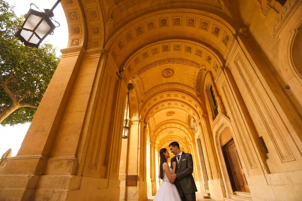 Noivo e noiva em um corredor — Fotografia de Stock