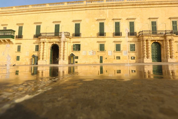 水に反射した建物の正面 — ストック写真