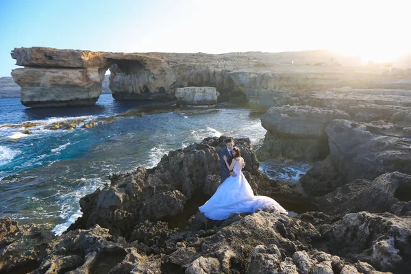 Наречена і наречена на скелях біля моря — стокове фото