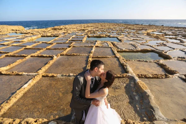 Γαμπρός και νύφη κοντά στη θάλασσα — Φωτογραφία Αρχείου