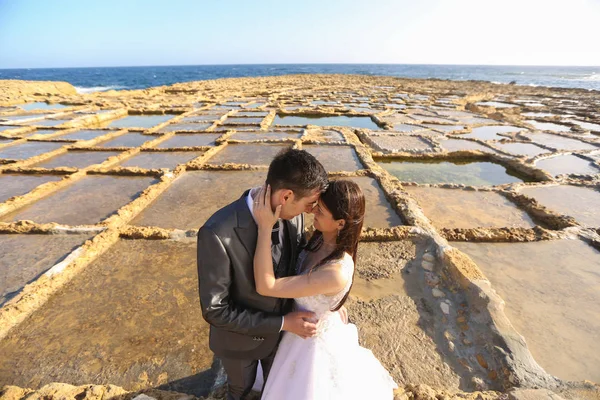 Sposo e sposa vicino al mare — Foto Stock