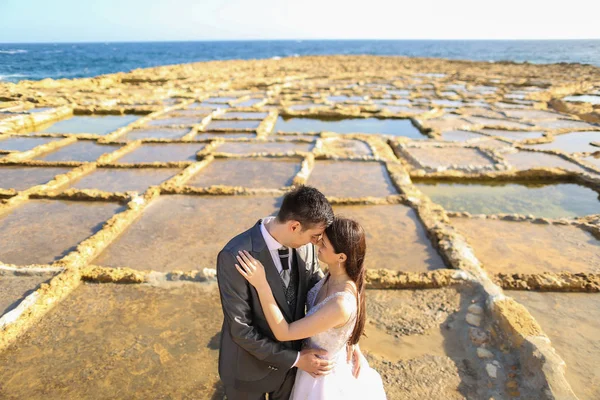 Noivo e noiva perto do mar — Fotografia de Stock