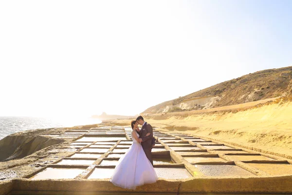 Bruid en bruidegom in de buurt van de zee — Stockfoto
