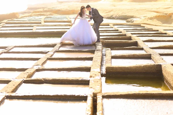 Bruid en bruidegom in de buurt van de zee — Stockfoto