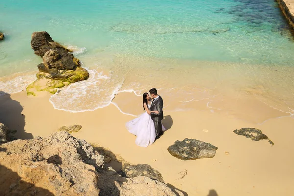 Bräutigam und Braut am Meer — Stockfoto