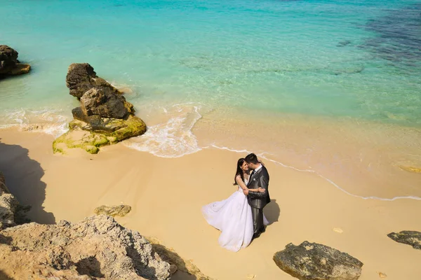 Novio y novia cerca del mar — Foto de Stock