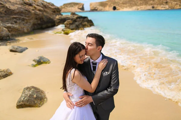 Novio y novia cerca del mar —  Fotos de Stock